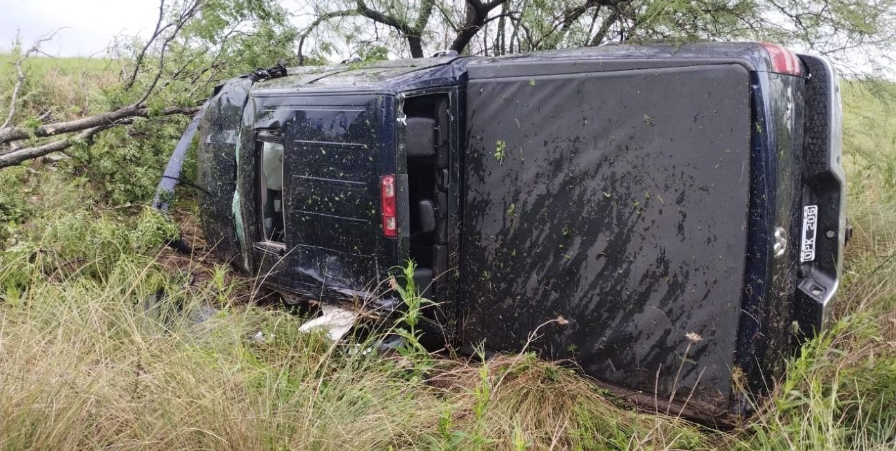 Una camioneta hizo "aquaplaning" y terminó volcada en el costado de la Autopista, en Monje