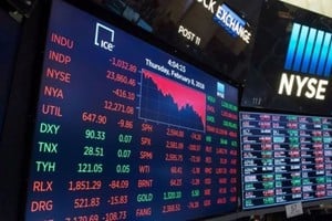 La mejora en la calificación de la deuda argentina impulsa a la baja el riesgo país, abriendo puertas a nuevas inversiones y mejorando el acceso a créditos.