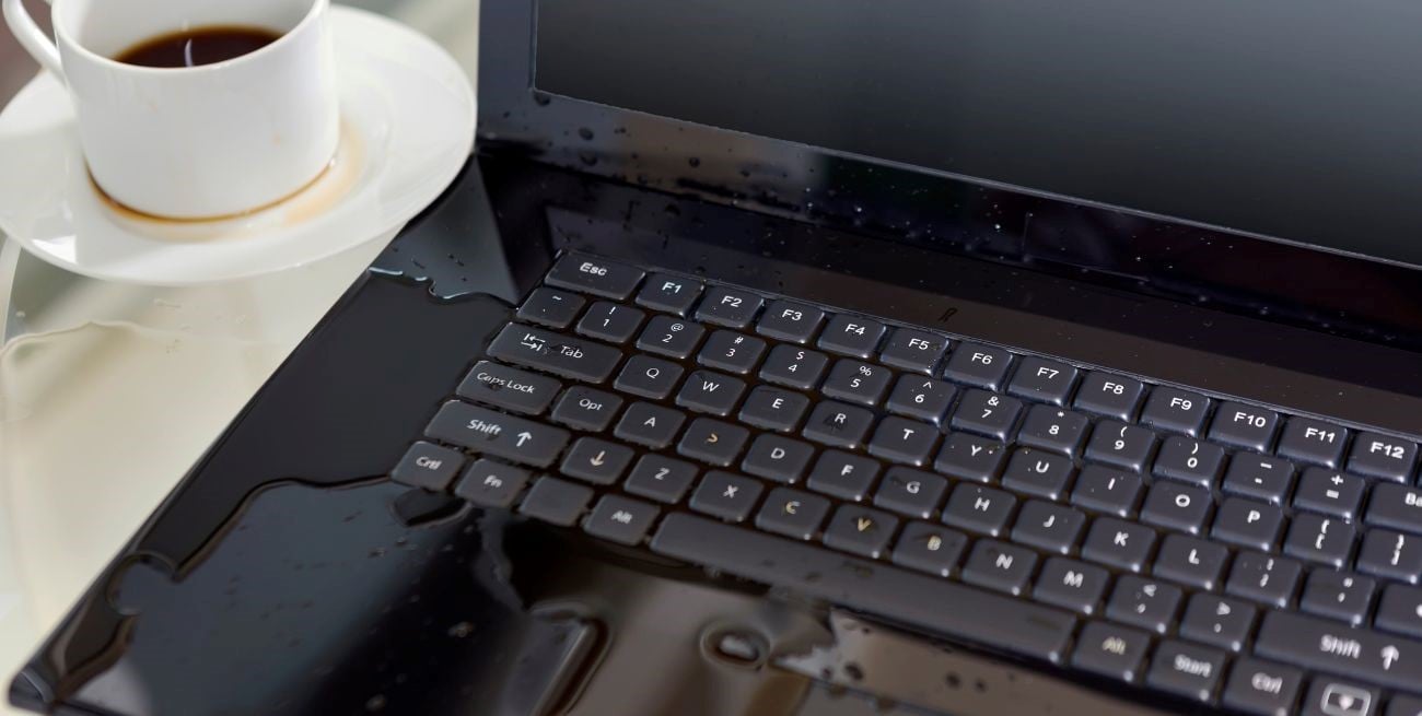 Qué hacer si tu computadora se moja y cómo minimizar el daño