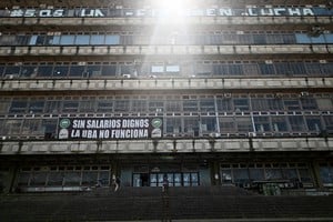 Un cartel que dice "Sin salarios dignos la UBA no funciona" cuelga en el frente de la Facultad de Ciencias Exactas de la Universidad de Buenos Aires durante un paro de estudiantes y profesores en protesta contra el recorte presupuestario del presidente Javier Milei. Foto: Archivo / REUTERS / Pedro Lazaro Fernandez.