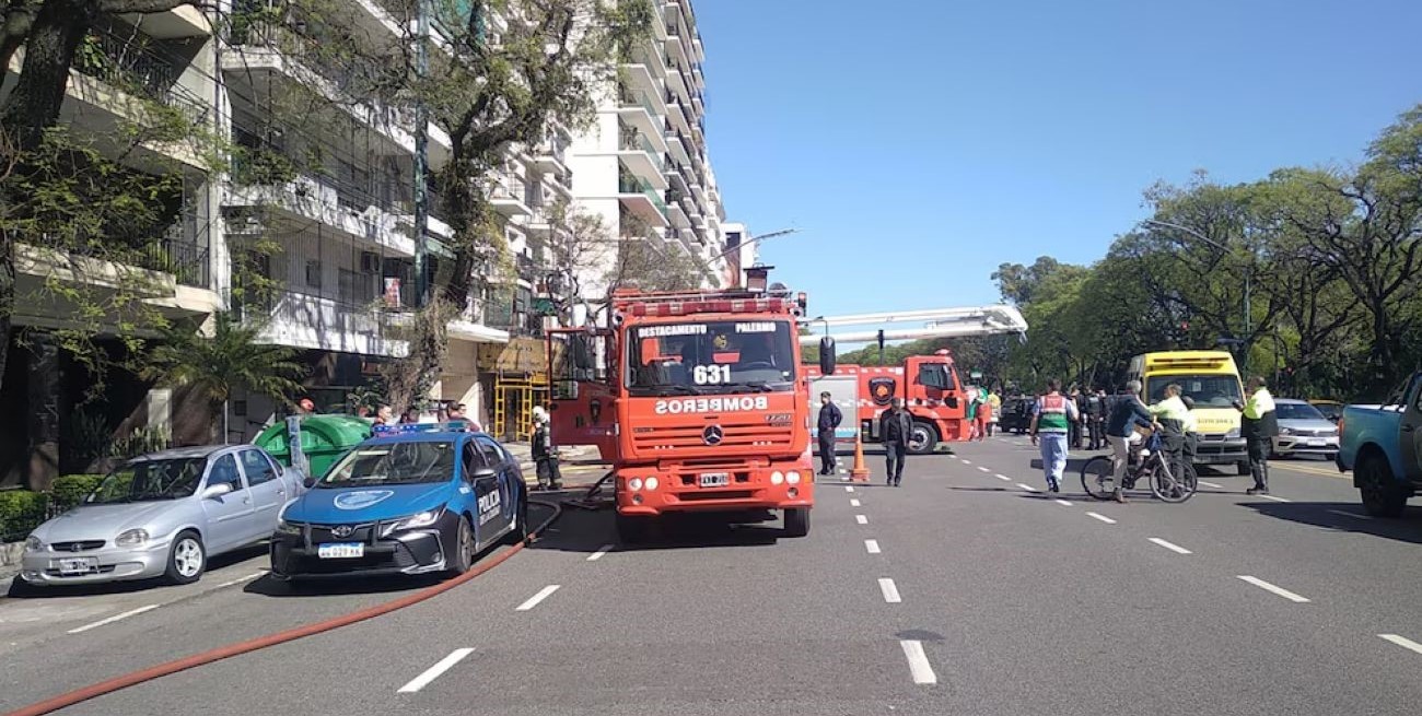 Un bebé y dos mujeres fueron trasladados de urgencia, tras un feroz incendio en Palermo