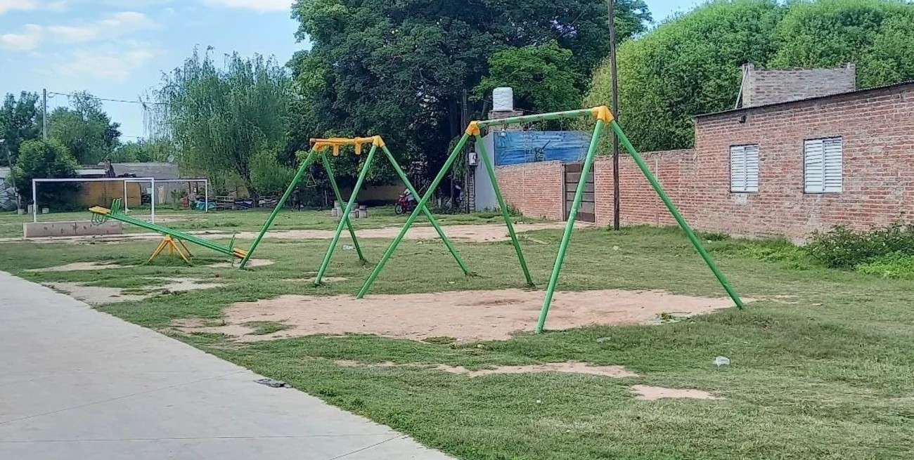 Insólito: robaron las hamacas de una plaza y unos 150 chicos se quedaron sin poder jugar