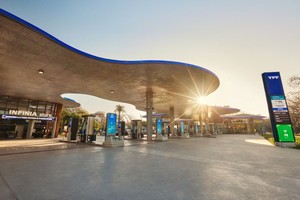 El aumento del petróleo presiona sobre combustibles, logística y alimentos. Este escenario incrementa la incertidumbre, lo que afecta negativamente al riesgo país y a la inversión extranjera directa.