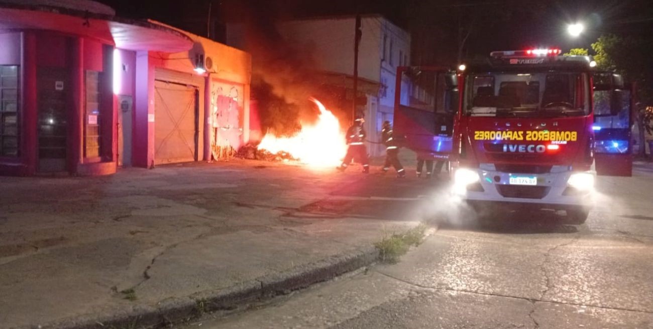 Incendio en una gomería: neumáticos en llamas y destrozos en plena madrugada