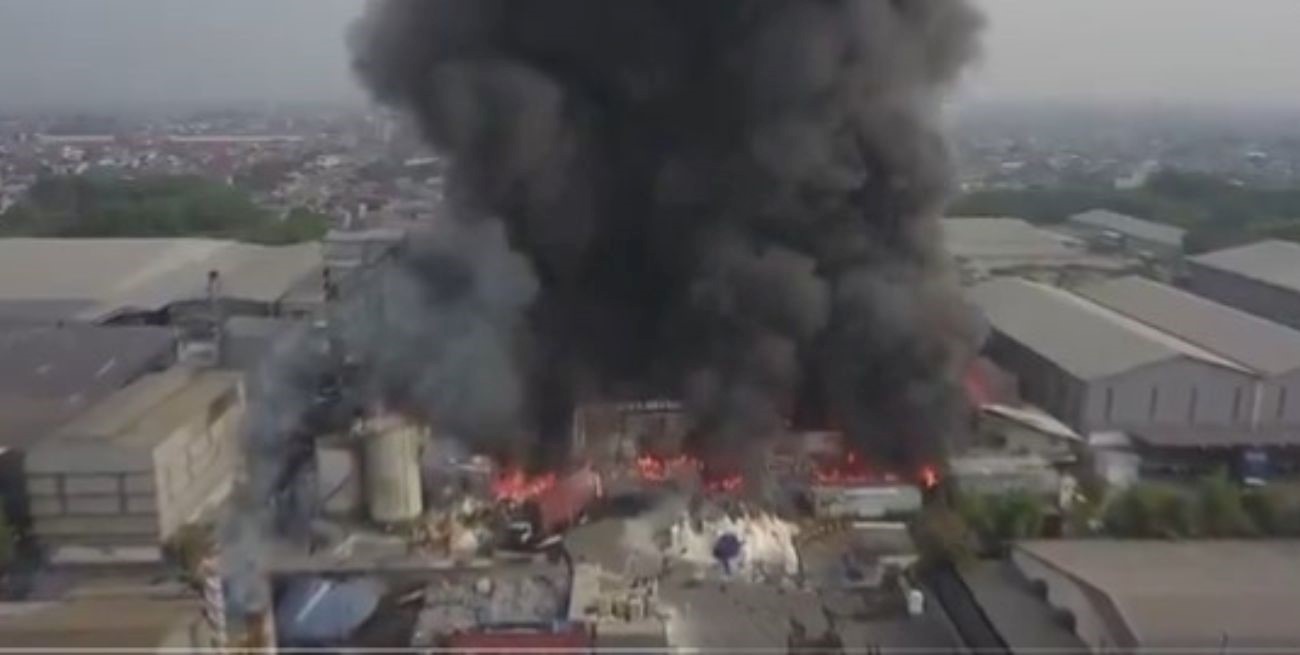 Video: incendio en una fábrica de aceite dejó nueve muertos en Indonesia