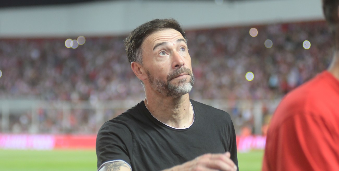 La remera con la foto de Maradona que emocionó al Kily González