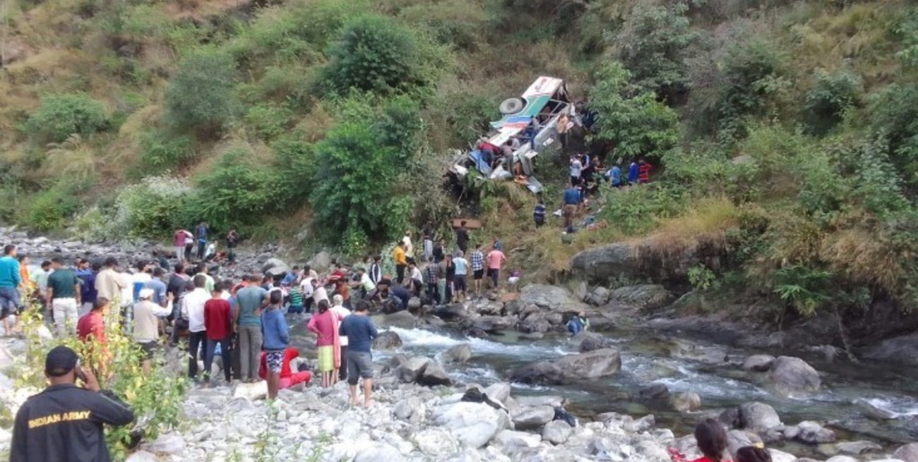 Video: varios muertos y heridos al desbarrancarse un colectivo en India