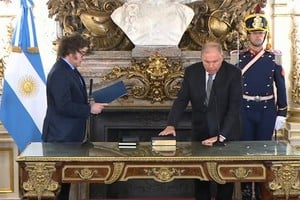El flamante funcionario juró sobre La Torá. “Te están mandando señales las fuerzas del cielo”, le dijo el jefe de Estado argentino.