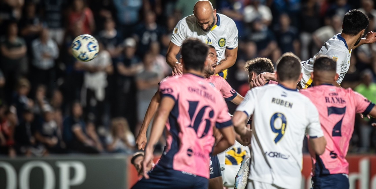 A Central lo salvan los cabeceadores, pero no levanta cabeza