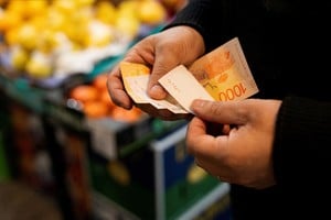 A pesar de un repunte en abril, los ingresos no logran recuperarse del todo frente al costo de vida anual, afectando la dinámica de consumo masivo en el país. Foto: REUTERS / Irina Dambrauskas.