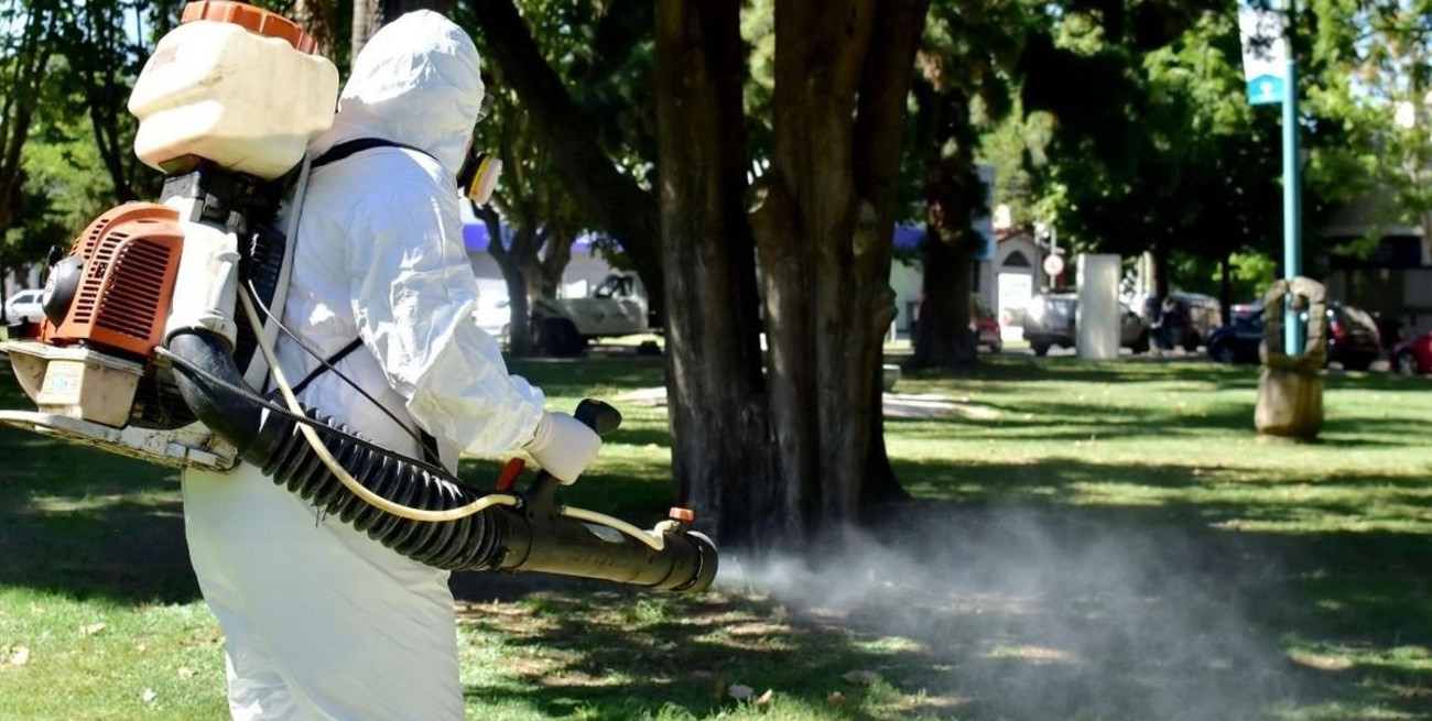 Se realizan trabajos de fumigación en la ciudad de Santa Fe 