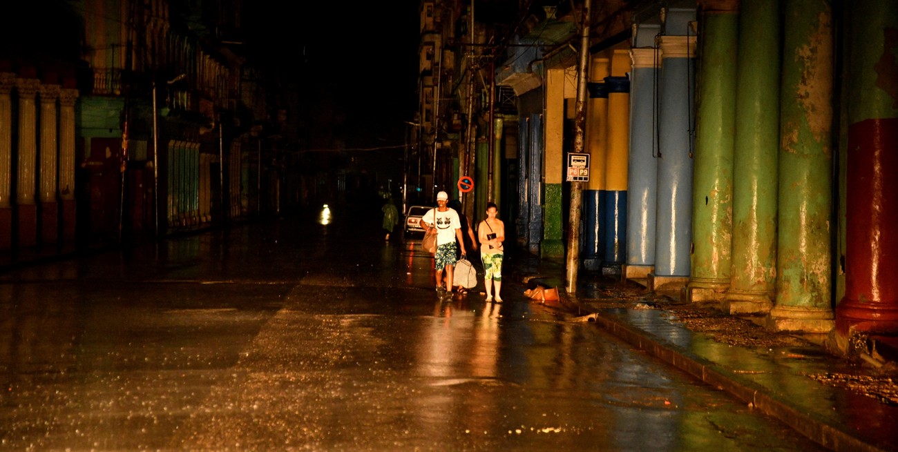 El Huracán Rafael tocó tierra en Cuba, en medio de un apagón masivo