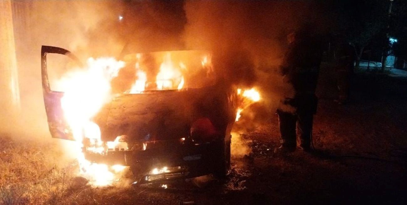 Incendio en zona norte de Santa Fe: un utilitario en llamas en plena madrugada