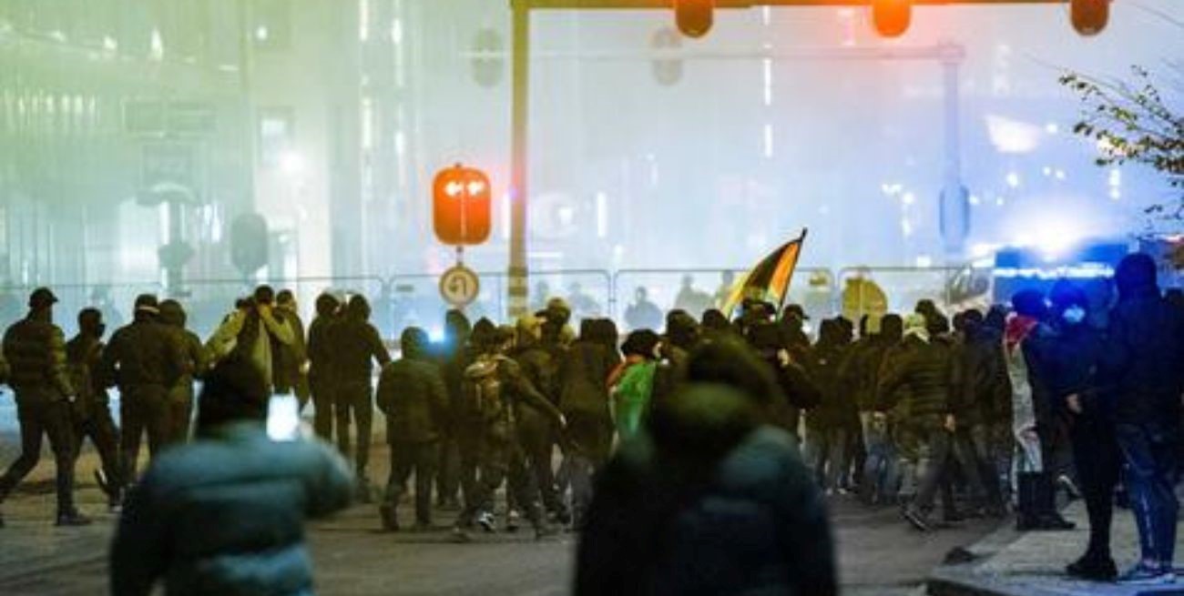 Videos: Hinchas del Maccabi Tel Aviv fueron atacados por simpatizantes del Ajax en Países Bajos