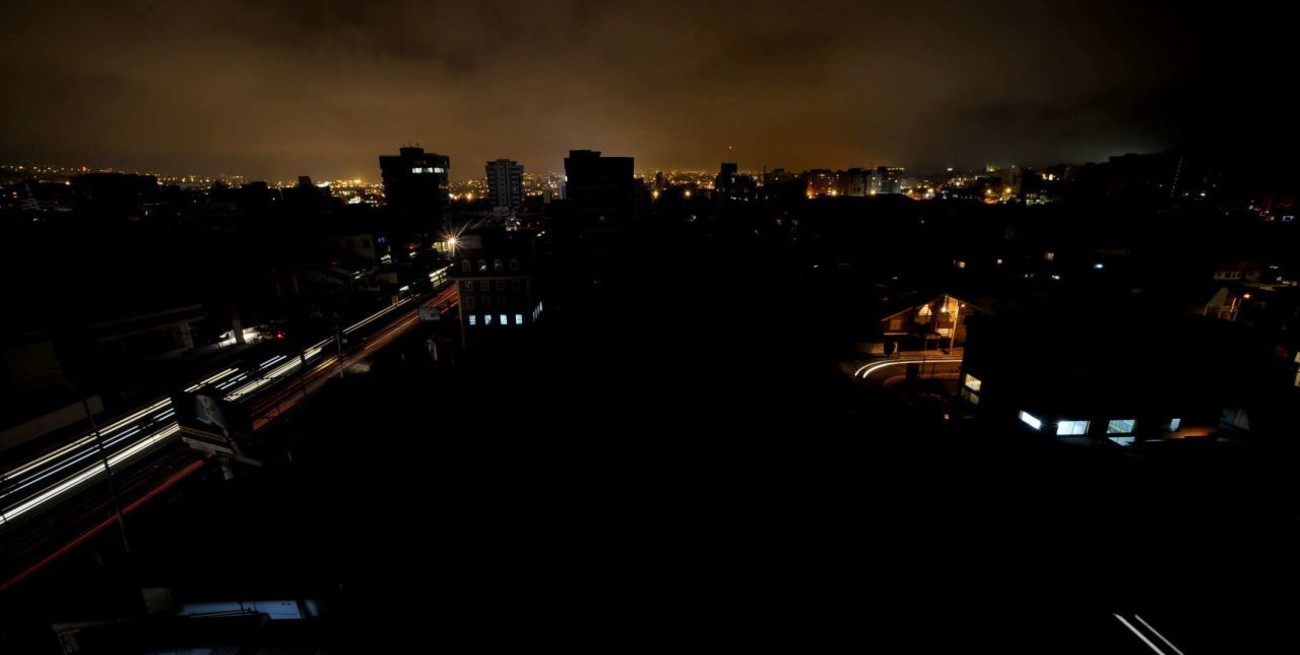 Ecuador extiende de seis a ocho horas diarias los apagones en todo el país