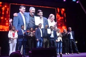 El Gobernador Pullaro y la vice Gisela Scaglia, acompañaron a Coronda en el acto central de la Fiesta. Crédito: Municipalidad de Coronda.