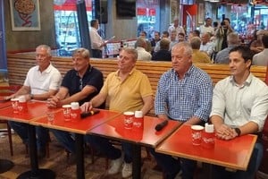 La mesa principal en el anuncio del torneo de golf que se llevará a cabo el fin de semana que viene en el Jockey Club con una gran cantidad de participantes.  El Litoral