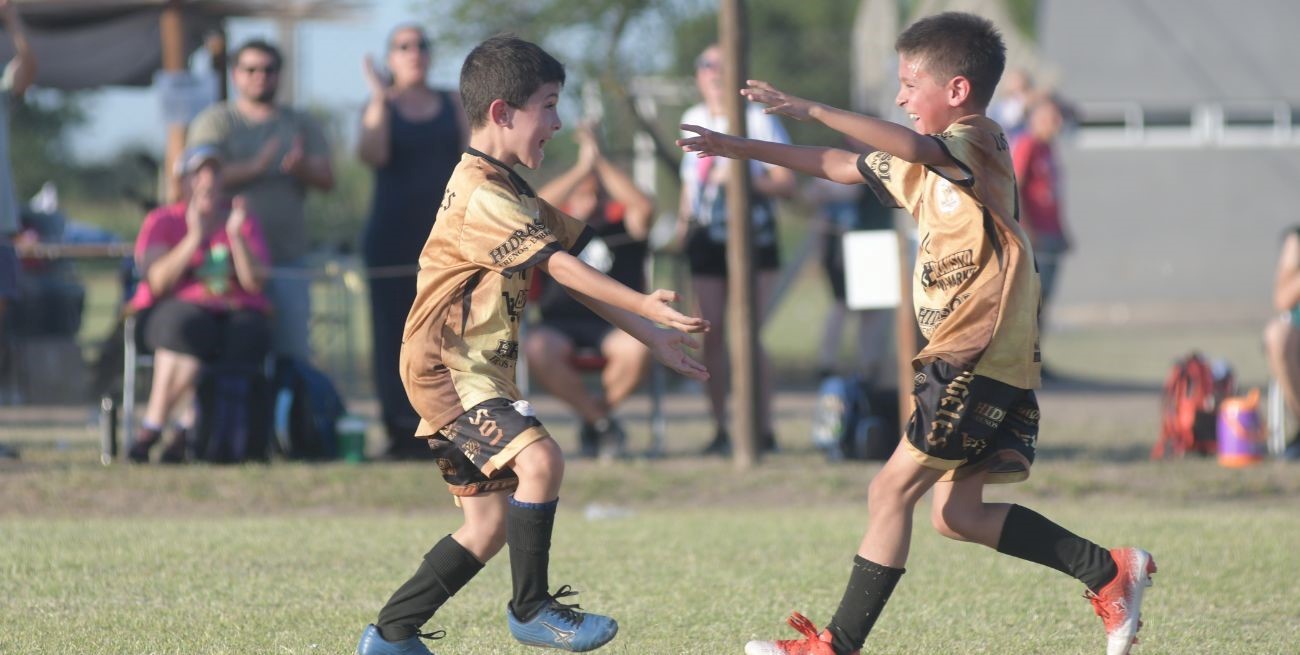 Un final festivo con los campeones del fútbol infantil