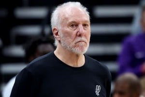 Gregg Popovich, de 75 años, es técnico de los Spurs desde el 1996.
