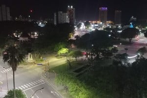 Así se ven hoy, desde la altura, los dos espacios públicos: totalmente a oscuras. Crédito: Gentileza
