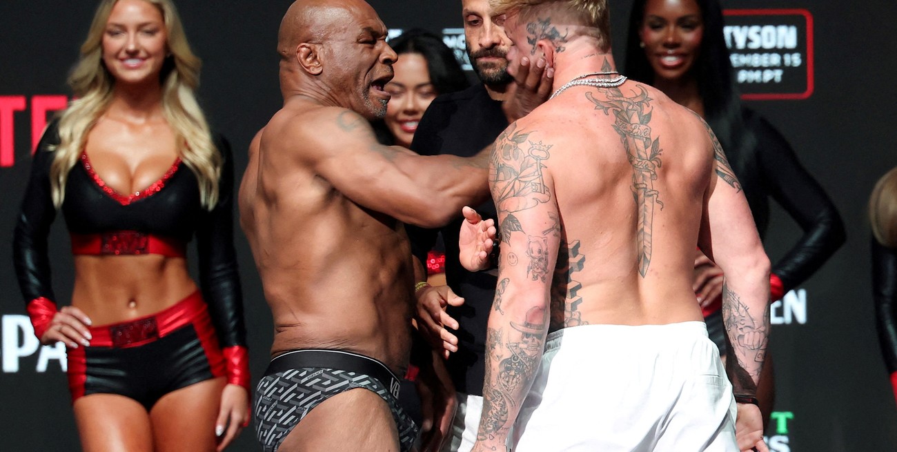 MIke Tyson volvió a un cara a cara de boxeo y le pegó una cachetada al influencer Jake Paul