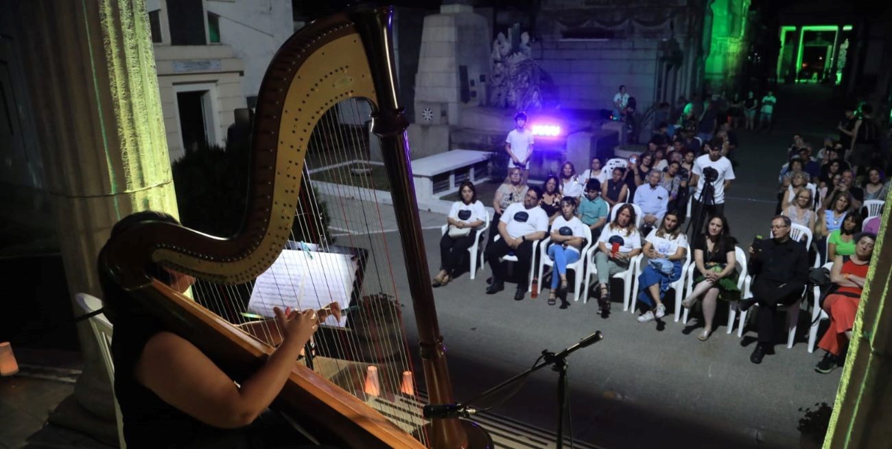 El Cementerio Municipal celebró la cultura con un concierto inolvidable de arpa