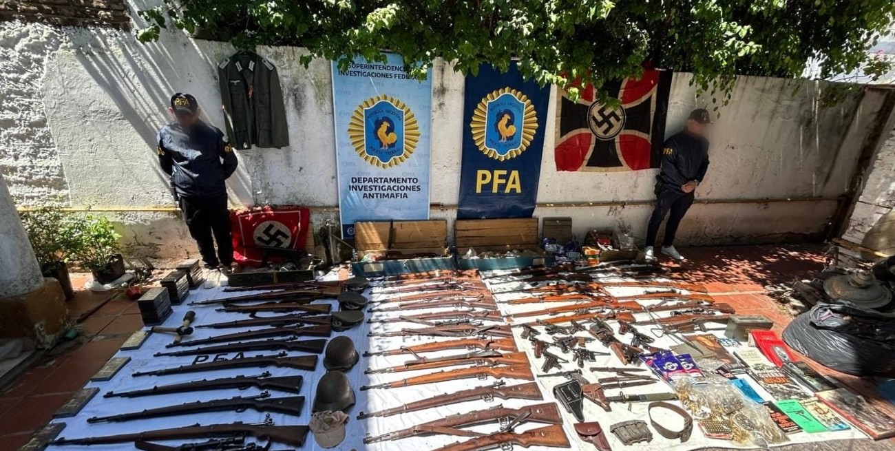 Hallaron decenas de fusiles, bayonetas y artículos del nazismo