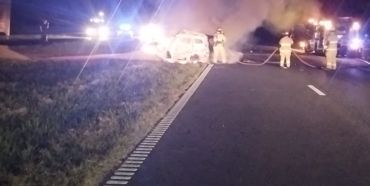 Un camión y una camioneta chocaron en la autopista Santa Fe - Rosario con incendio incluido