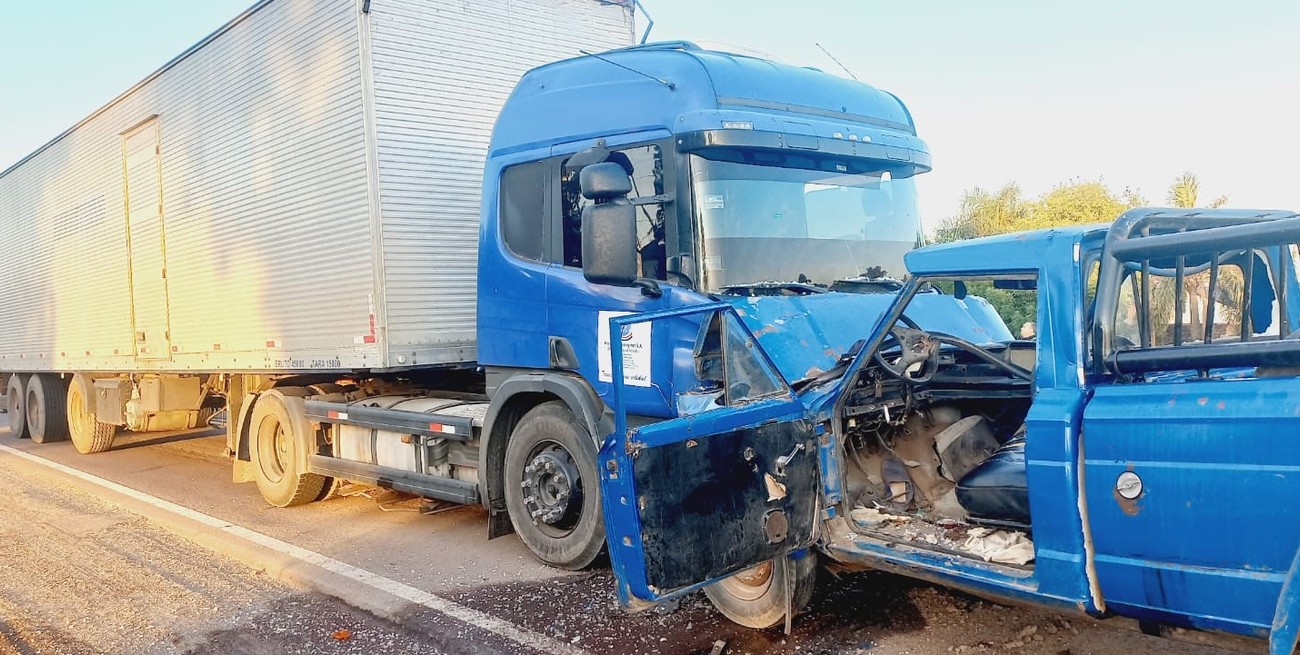 Un camión y una camioneta chocaron de frente sobre la Ruta 11