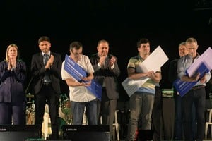 El gobernador Maximiliano Pullaro y el intendente Juan Pablo Poletti, junto al ganador del concurso de la bandera para la ciudad (en el centro) y a los otros dos finalistas. Manuel Fabatía 