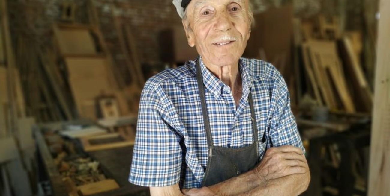 Tiene 87 años y sigue al frente de una histórica carpintería de Rufino