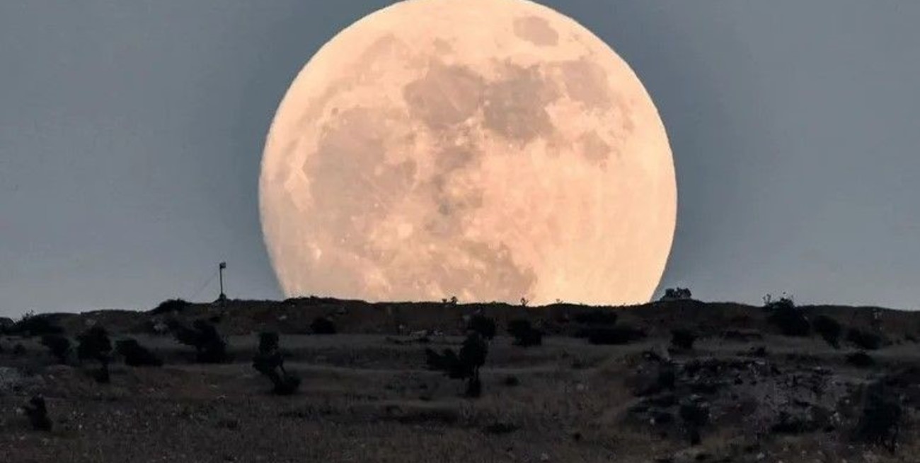 Así se vio la luna llena "de castor" este viernes en el mundo