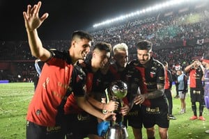 La foto es de octubre de 2021, cuatro meses después de la obtención del título de campeón. Fue el festejo que se hizo con la gente, el día del empate con Banfield. Por entonces, la vinculación con la marca Kelme estaba a punto de terminarse y con el conflicto ya instalado. Hoy, el club se expone a una demanda millonaria. Foto: Archivo / Manuel Fabatía.