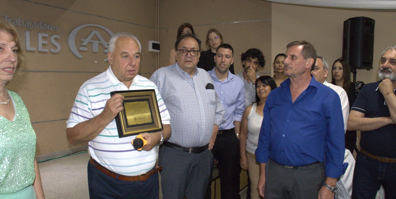 Reconocimiento a Rafael Gutiérrez de parte de los trabajadores de Tribunales