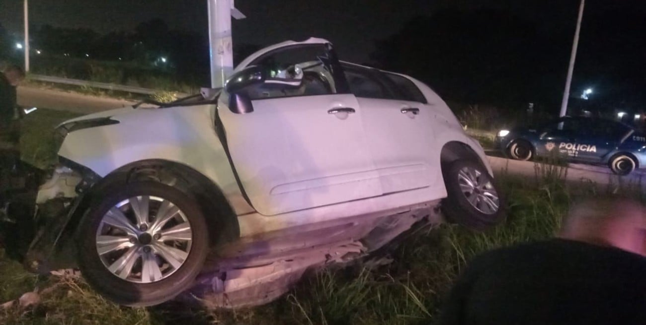 Autopista Rosario - Santa Fe: rescatan a un hombre de un vehículo tras chocar contra una columna