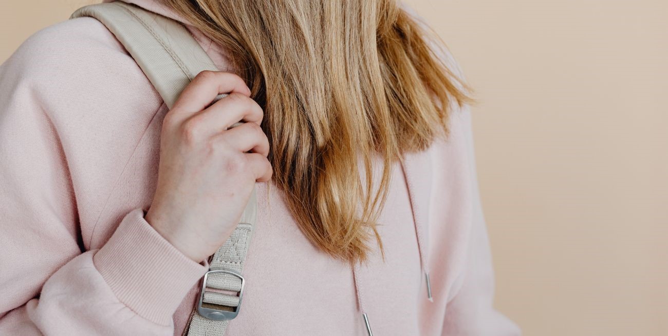 El significado psicológico de llevar una mochila de una sola correa