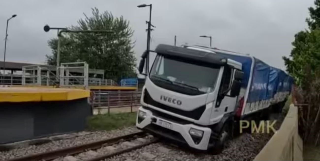 Un camionero siguió al GPS y quedó atascado en las vías del tren
