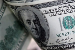 El dólar cerró con cambios mixtos: bajó el MEP, subió el blue y se mantuvo en bancos.
