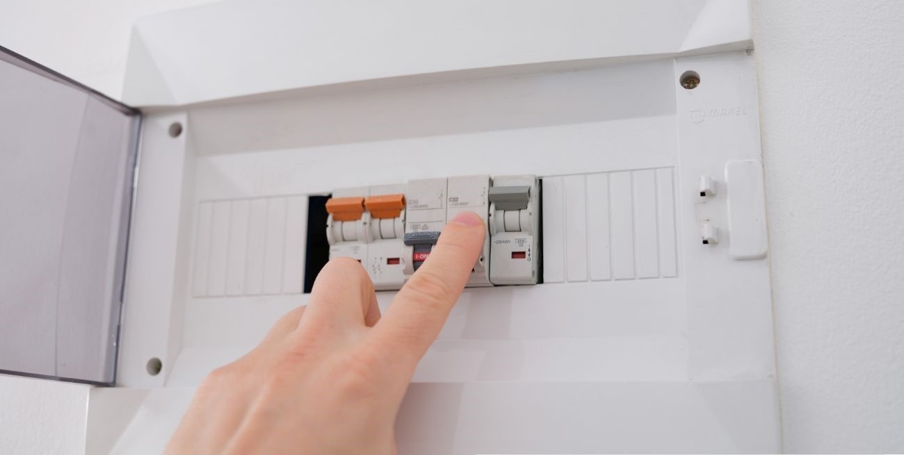 Cómo reducir el consumo eléctrico en verano: consejos para hogares y oficinas
