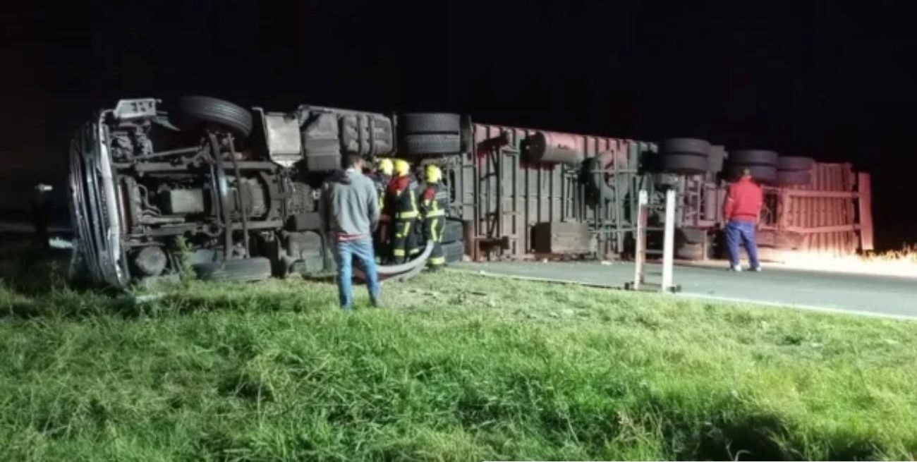 Volcó un camión con golosinas en la autopista Rosario-Córdoba: desvíos y demoras