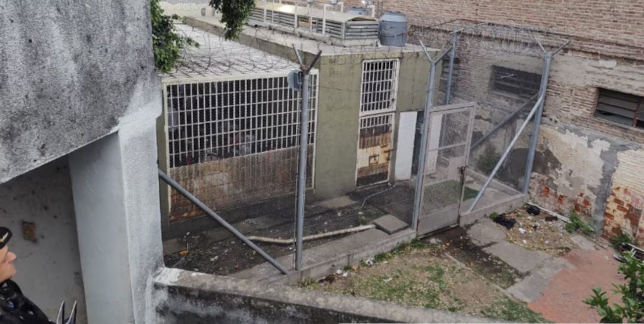 Rosario: hallaron una granada en el patio de una comisaría y trasladaron a todos los presos