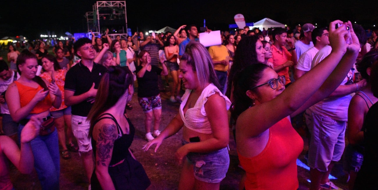 De género musical menor a influyente actor político, un libro recorre la historia de la cumbia santafesina