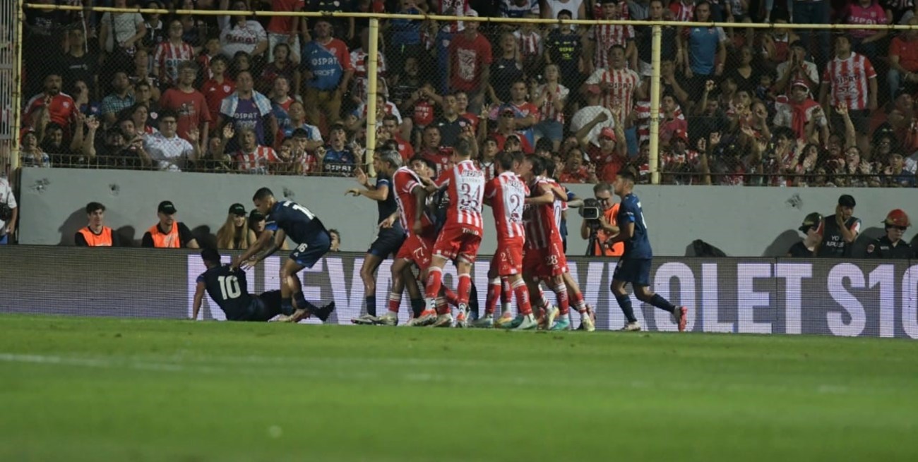 Video: un ex-Colón le hizo gestos a la hinchada y los jugadores de Unión reaccionaron