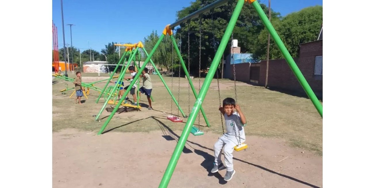 Las hamacas volvieron a la plaza y los pibes de un barrio de Santa Fe jugaron otra vez