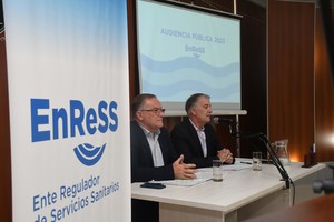 El presidente del directorio del Enress, Jorge Lagna y el director Jorge Hurani en una audiencia pública por las tarifas de Aguas. Nuevamente, tras la renuncia de Jorge Bachur, quedarán sin quórum para las resoluciones importantes del regulador. Crédito: Flavio Raina