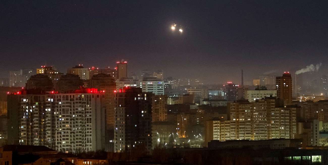 Nuevo ataque de drones rusos a Ucrania, mientras Estados Unidos habilita el uso de misiles ATACMS