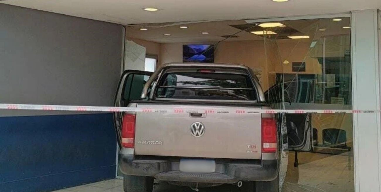 Le suspenderán la licencia de conducir a un hombre que incrustó su camioneta en un hospital