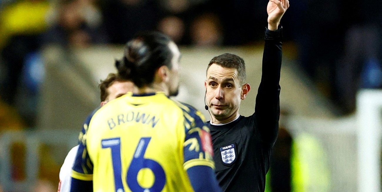 Investigan a un árbitro por presunto arreglo de una amonestación en la Premier League