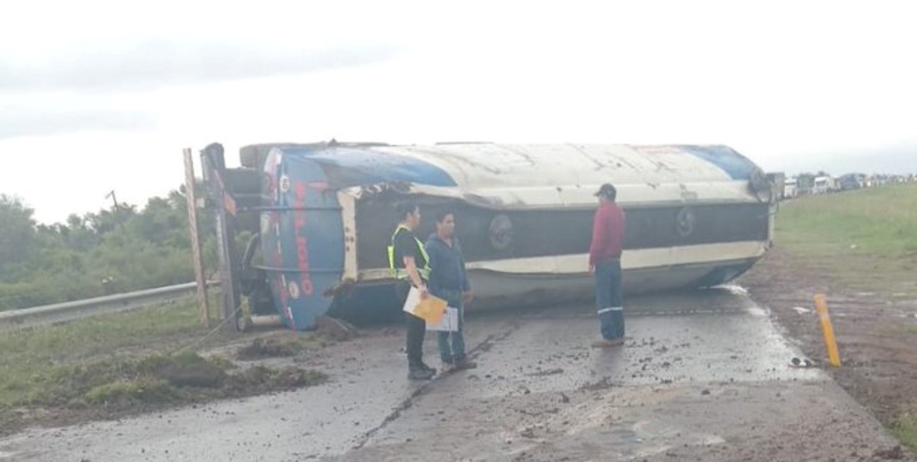 Volcó un camión con combustible en la Ruta Nacional 34 y está cortado el tránsito