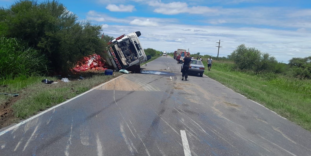 Por el vuelco de un camión restringen la circulación en la Ruta 1